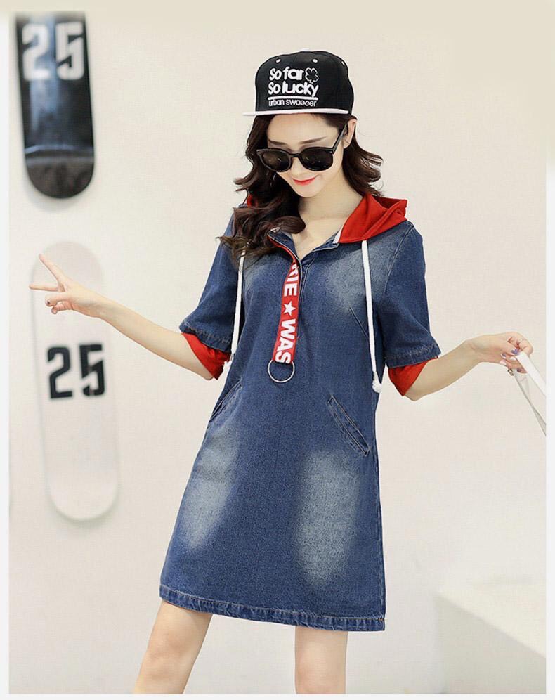 ĐẦM JEAN SUÔNG PHỐI NÓN ĐỎ IN CHỮ